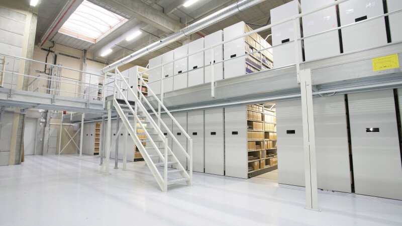 High density mobile shelving