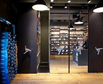 Retail high density mobile shelving