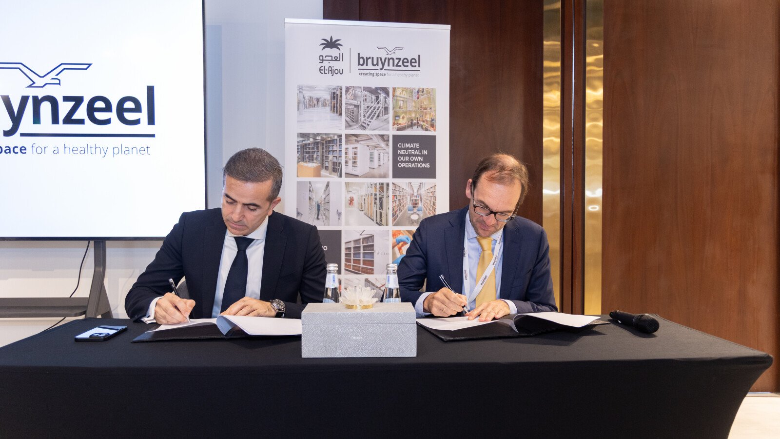 Signing MoU Eelco and Erdem